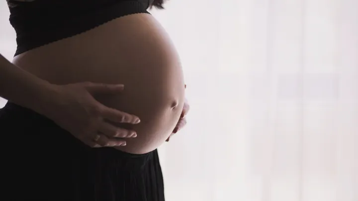 Caz năucitor la Caransebeş! O fată în vârstă de 16 ani a devenit mamă, după 10 avorturi la activ