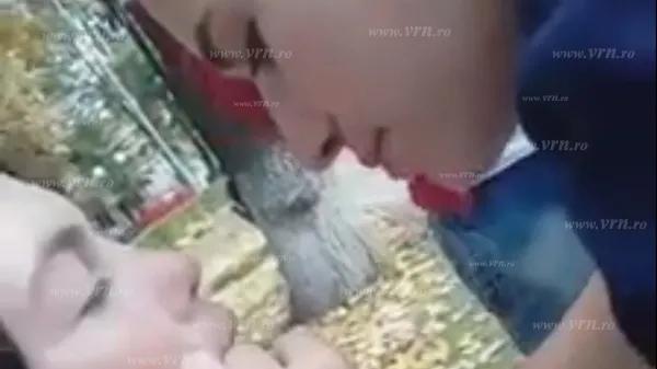 VIDEO. Aceste tinere le-au dat frisoane tuturor. Cum au fost surprinse pe o bancă dintr-un parc? 