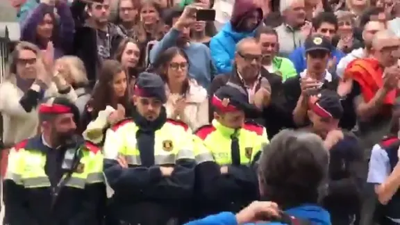 Moment emoţionant. Un poliţist catalan izbucneşte în lacrimi în timp ce apără votanţii. Ce a urmat