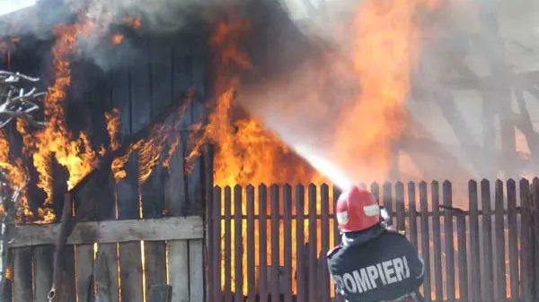 Copil de 8 ani, mort în urma unui incendiu care a cuprins locuința în care se afla