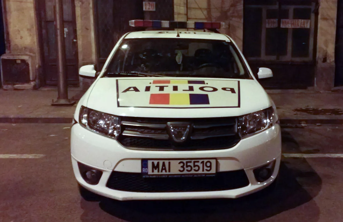 O mașină de poliție tractată intervine de urgență la 112!