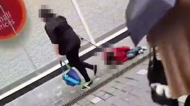 Imagini scandaloase! Femeie filmată târându-şi propriul copil cu lesa, pe stradă