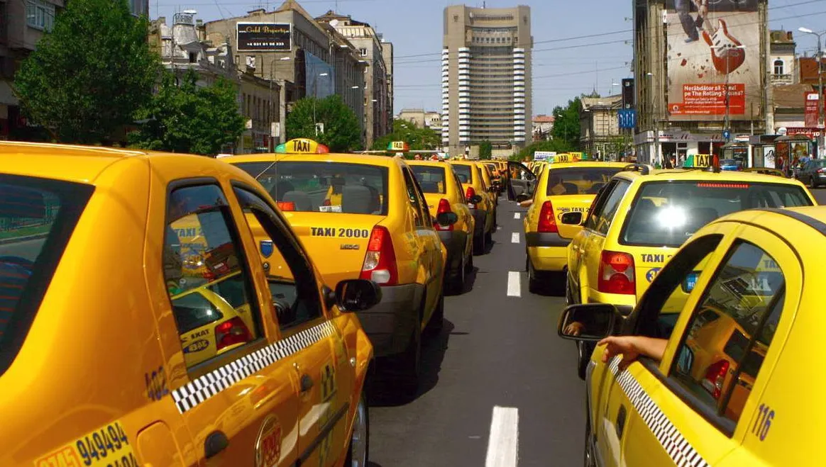 Lovitură pentru bucureştenii care merg cu taxiul. Ce vor vedea luni dimineaţă, când îl vor folosi