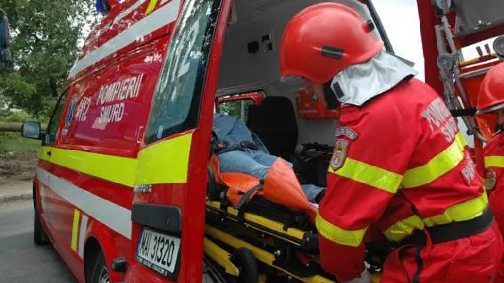 Un autocar cu 34 de călători s-a ciocnit violent cu un autoturism: doi morți