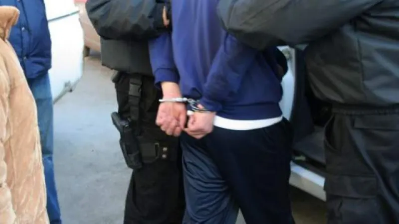 Revoltător! Un tată cu ordin de restricţie şi-a lovit copiii pe un teren de sport