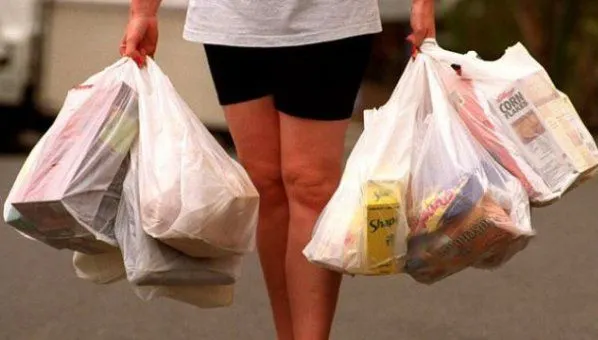 Pungile de plastic vor fi interzise în România! Amenzi între 15.000 şi 25.000 de lei
