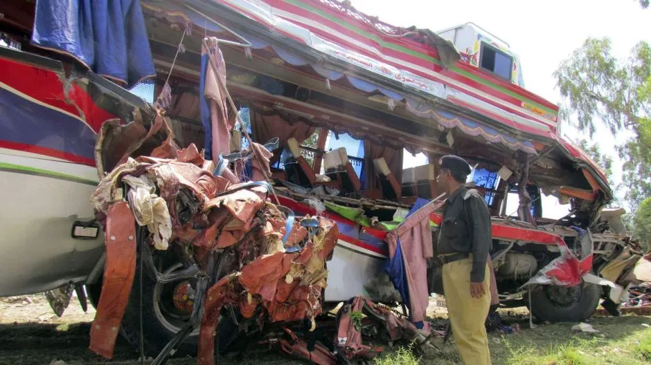 Accident cumplit: 27 de morți și zeci de răniți după ce un autobuz s-a prăbușit în prăpastie