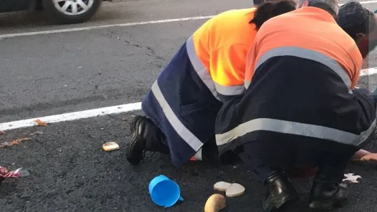 O tânără se află în stare critică, după ce a fost izbită violent de un TIR 