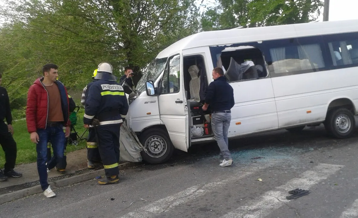 Accident teribil în care a fost implicat un microbuz