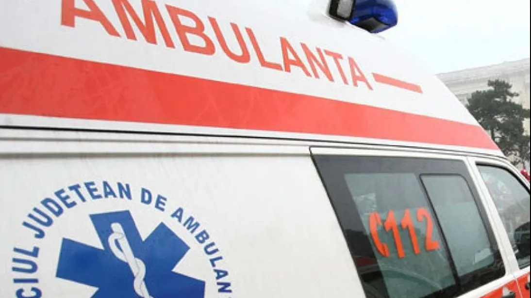 O ambulanță care transporta o gravidă a lovit în plin o bătrână. Femeia n-a avut nicio şansă