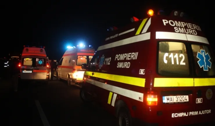 Accident cumplit în Buzău: Un autobuz a intrat în plin într-o maşină. Imagini de la faţa locului