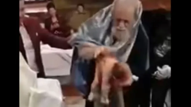 Preotul care a bruscat un bebeluș la botez, suspendat timp de 30 de zile