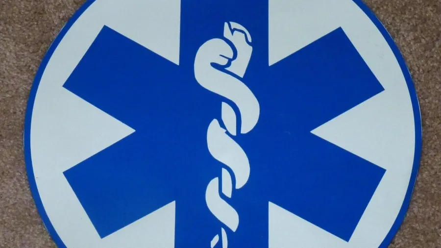 Scene incredibile surprinse în traficul din Capitală: ambulanţe folosite pe post de taxi personal