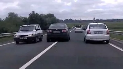 Şoferii ar putea depăşi pe linie continuă. Iată în ce condiţii 