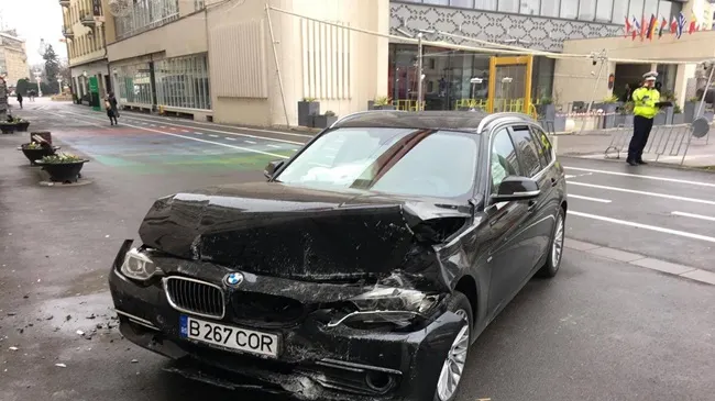 Directorul Operei din Timişoara a intrat cu maşina în zidul institiţiei. Care este justificarea
