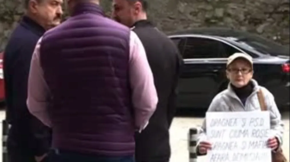 Dragnea, huiduit de protestatari, la Băile Herculane: "PSD, ciuma roşie! Hoţia! Vrem libertate"