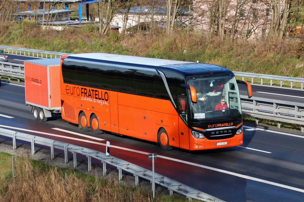 Cum reușesc firmele de transport să se mențină pe piață, când avionul e atât de popular (P)
