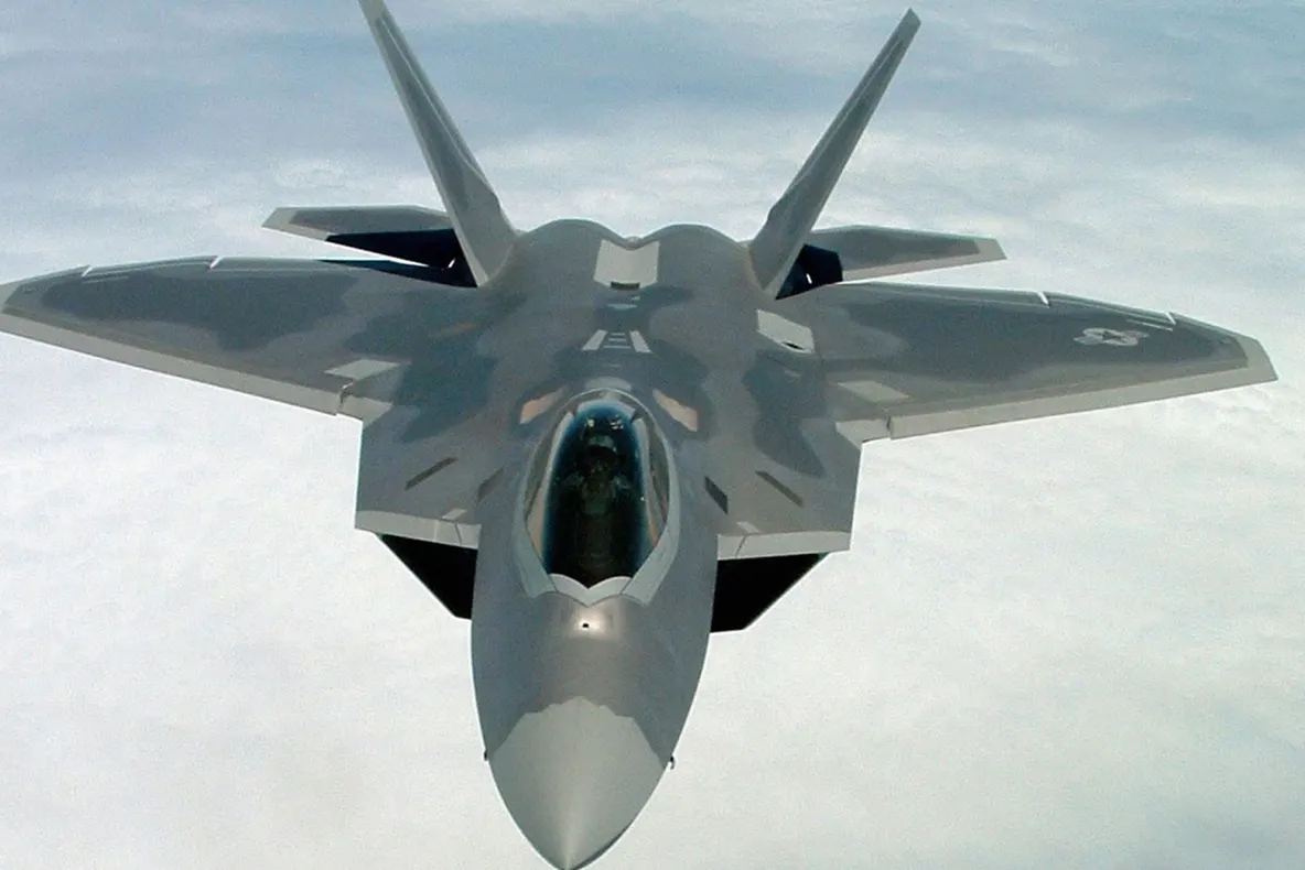 FOTO. Echipajul unui avion militar american a fost suspendat. Iată ce au desenat pe cer 