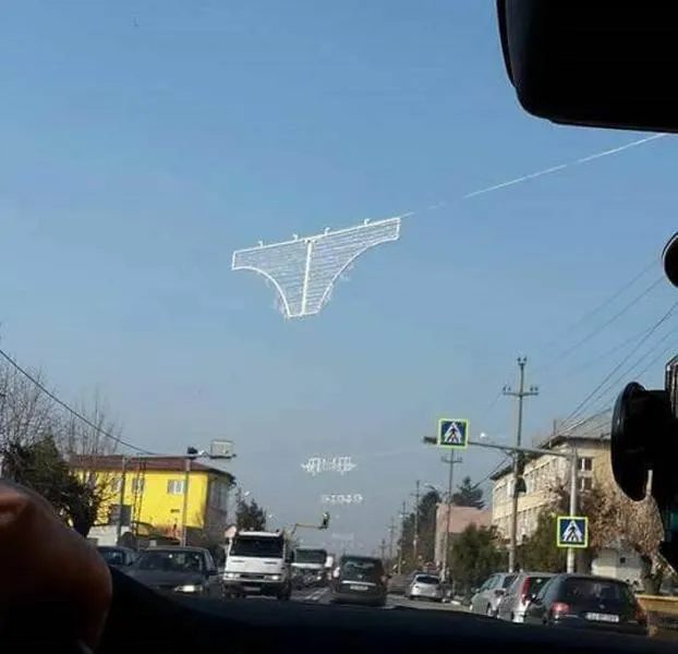 Oraș din România cu decorațiuni de Crăciun în formă de lenjerie intimă