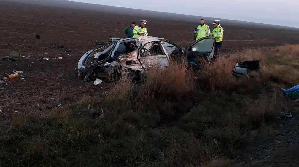 Accident grav în Constanţa. O maşină s-a răsturnat după ciocnirea cu un microbuz.Cel puţin 6 victime