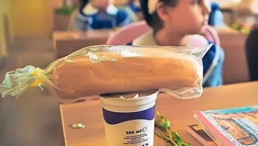 O elevă şi-a RUPT un dinte într-un corn primit de la şcoală. Cât de vechi ar fi fost cornurile