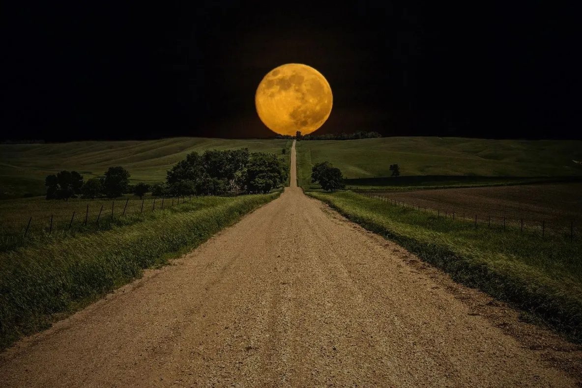 În noaptea asta este LUNĂ PLINĂ. Se spune că dacă faci acest lucru vei avea parte de mult noroc!