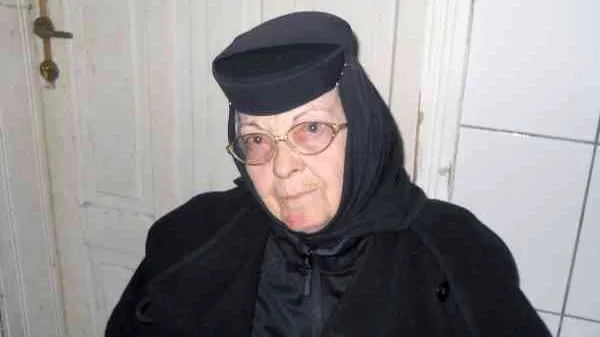 O măicuţă, snopită în bătaie de un fost poliţist: Era diavolul, doar că şi-a pus coarnele în buzunar