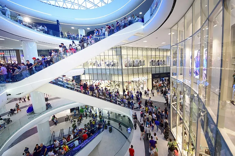 Ce au văzut bucureştenii care au mers miercuri seară la mall. Oamenilor nu le-a venit să creadă
