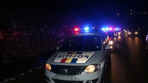 Patrulă de Poliţie atacată cu bâtele. Două persoane au ajuns la spital