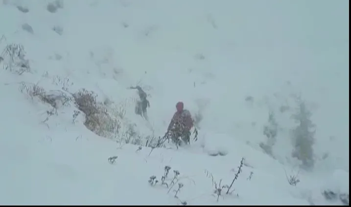 100 de turiști, blocați în Bucegi. Operațiune dificilă de salvare