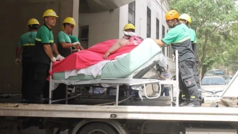 Cum au băgat medicii în spital o femeie care cântărea 490 de kilograme