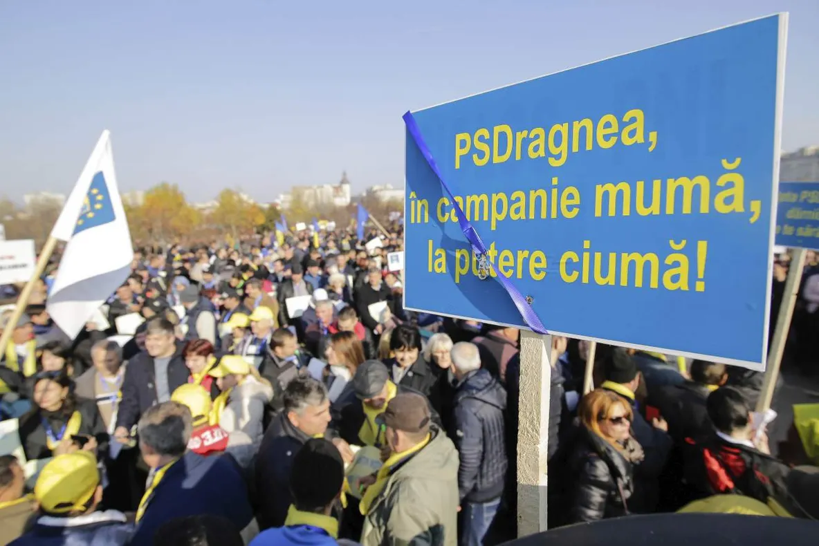Moțiune în Parlament, miting în fața Parlamentului. 3.500 de oameni în stradă (LIVE)