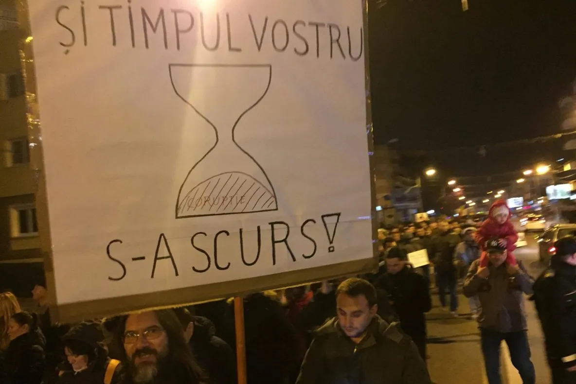 7.000 de oameni la Sibiu, alte mii în toată țara. Mihail Șora, la 101 ani, în stradă la Alba Iulia