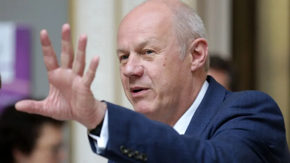 Vicepremierul britanic Damian Green, a demisionat după ce a fost prins că a minţit  