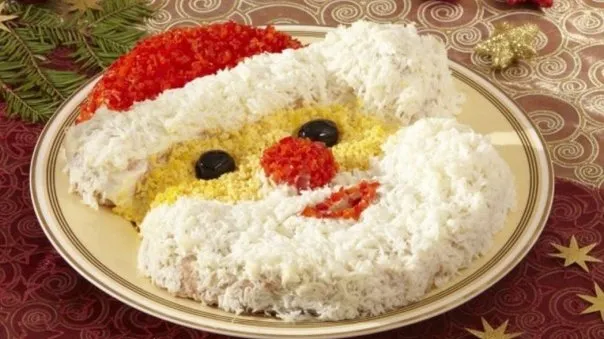 Arată incredibil! Salata Moş Crăciun pentru sărbătorile de iarnă. Vei da pe spate musafirii!