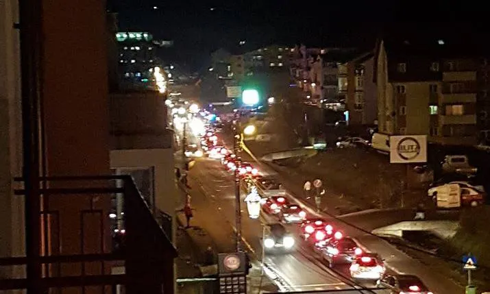 O FEMEIE şi un ADOLESCENT de 14 ani, accidentaţi în staţia de autobuz