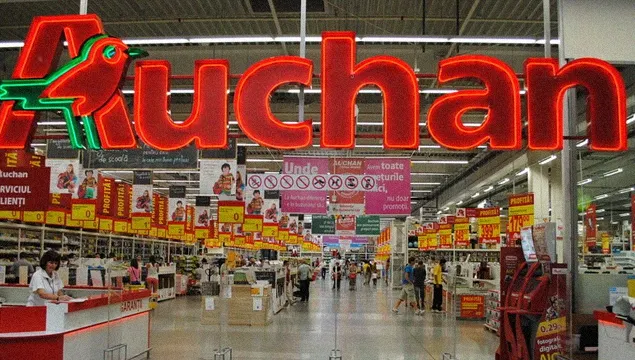 AUCHAN obligat să plătească despăgubiri URIAȘE, după ce 16 persoane au ajuns la spital  