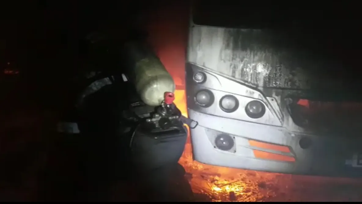 Un autocar cu 40 de persoane a luat foc pe DN2. Traficul a fost blocat temporar