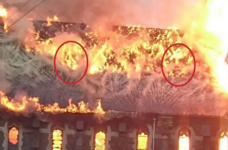 Fotografiile terifiante care au încins internetul. Ce au văzut în flăcările care au cuprins biserica