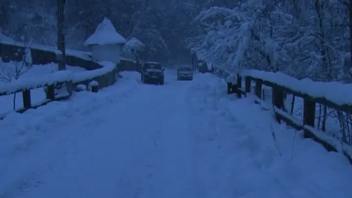 Blocați în nămeți la Sinaia: 15 mașini au rămas înzăpezite la cota 1400