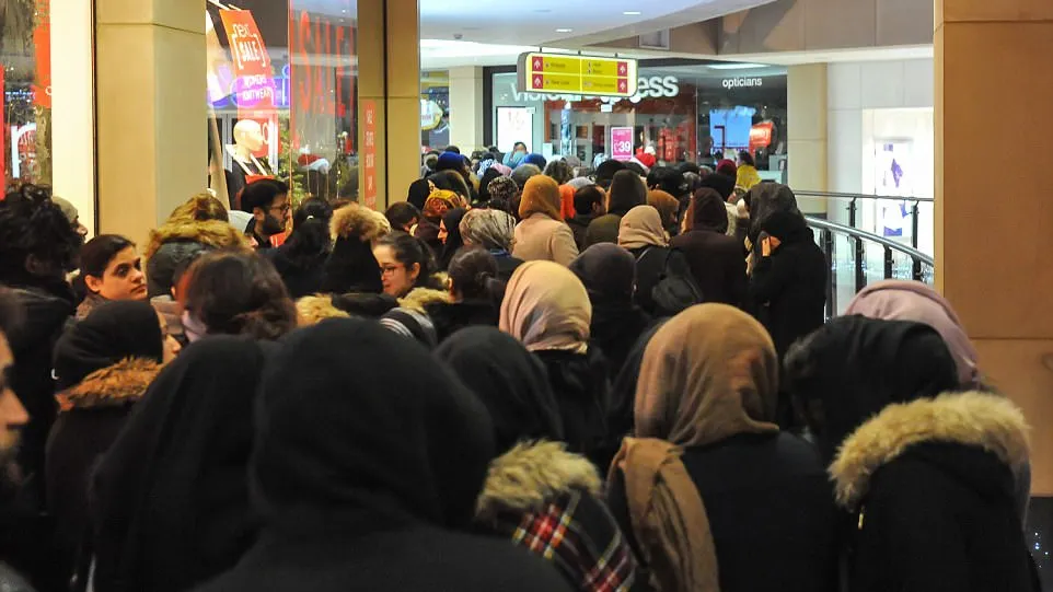 Boxing Day 2017. Britanicii au format cozi infernale la cumpărături 