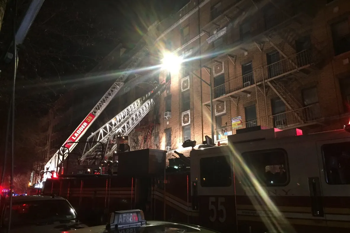 Incendiu în New York: 12 oameni și-au pierdut viața într-o clădire din Bronx