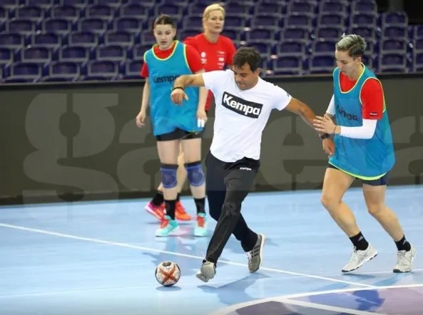Fetele din naționala de handbal au încins o "miuță" la antrenament