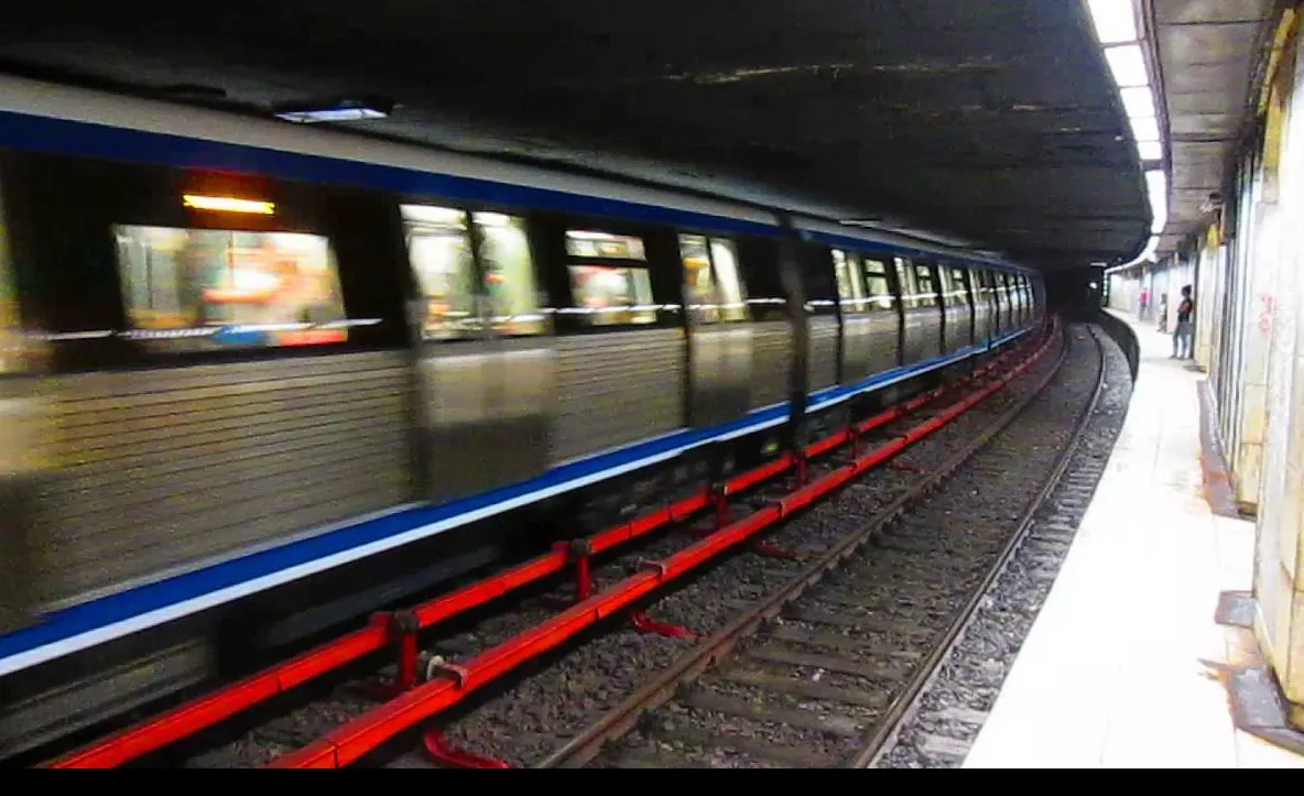 Ce să nu faci niciodată când mergi cu metroul: Îţi poţi pune viaţa în pericol!