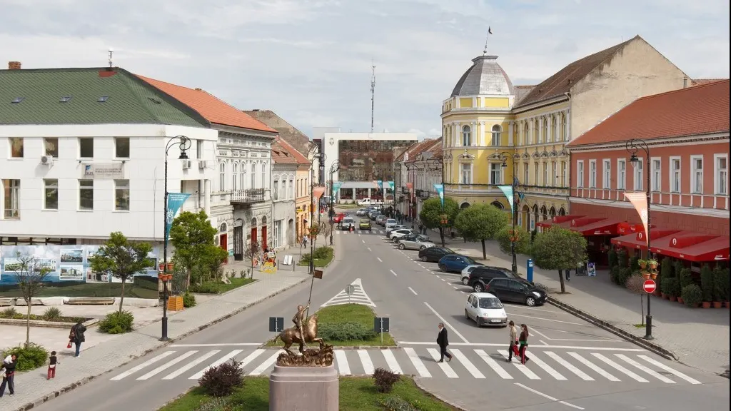 Oraşul din România care SĂRBĂTOREŞTE ANUL NOU de 2 ori: la 12 noaptea şi la ora 1