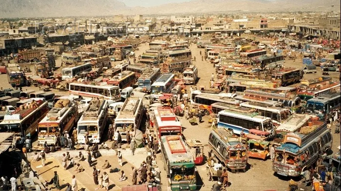 Impact nimicitor: 28 de MORȚI și zeci de răniți după ce un autocar a lovit un camion, în Pakistan