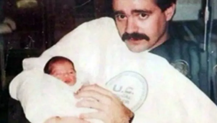 Un poliţist a găsit un bebeluş la gunoi.După 25 de ani, i-a spus tot! Dar a ascuns un secret cumplit