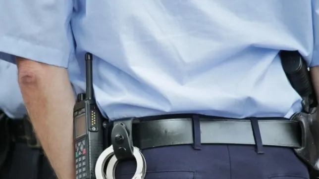 Bărbat care s-a împuşcat cu arma de vânătoare, salvat de un poliţist cu cureaua de la uniformă