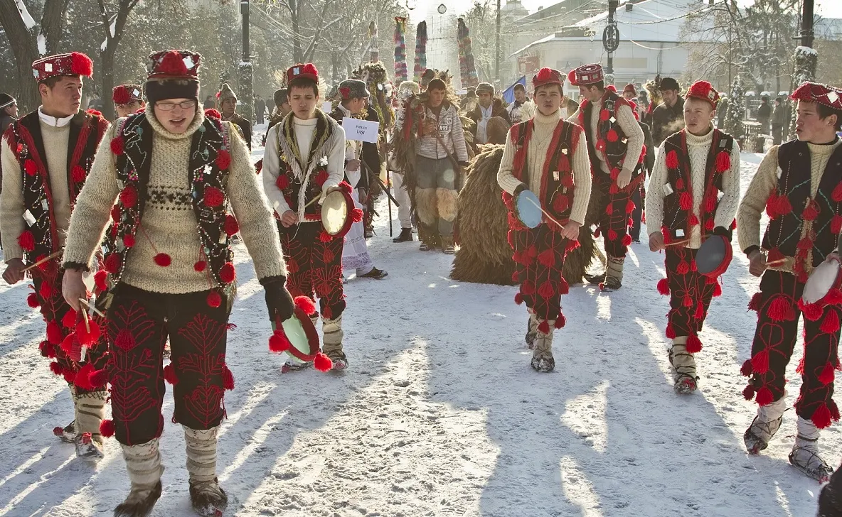 Când s-a împodobit primul brad în România. TRADIŢII DE CRĂCIUN 2017