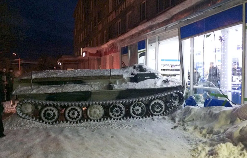 Un rus a furat un fost tanc sovietic, a spart cu el în magazin. ŞOC ce a găsit poliţia în interior!